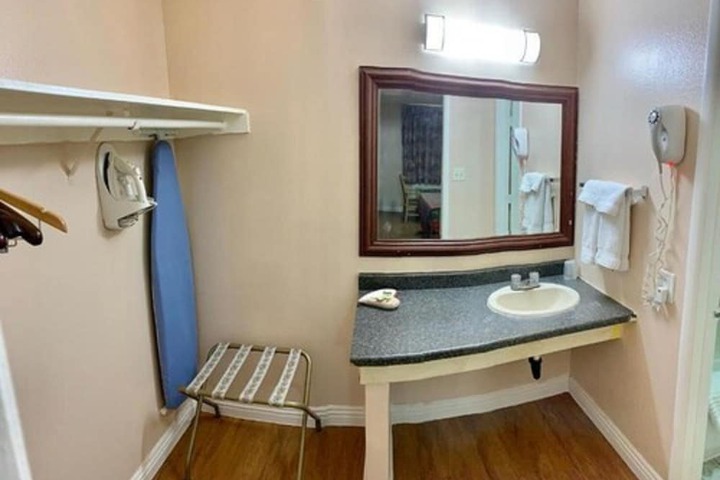 Room 13 of 32