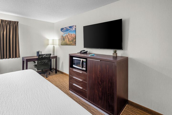 EverSpring Inn & Suites