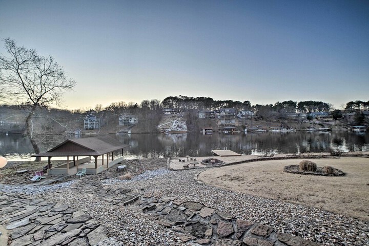 Lakefront Retreat w / Dock & Beach: 2 Miles to Golf