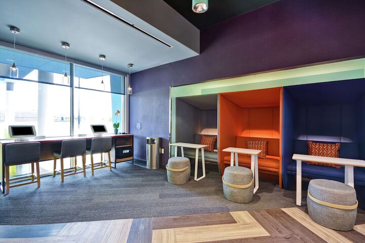 Business Center 36 of 36