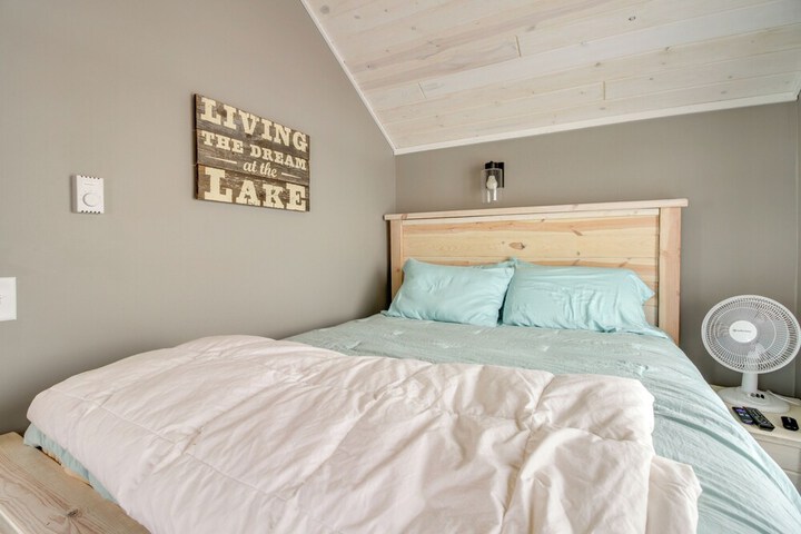 Pet-friendly Cabin w / Lake Access & Patio in Dent