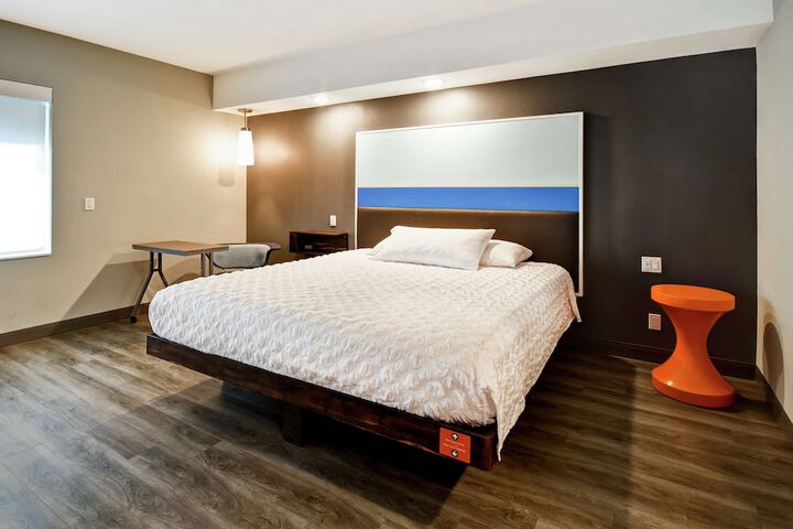 Room 10 of 33