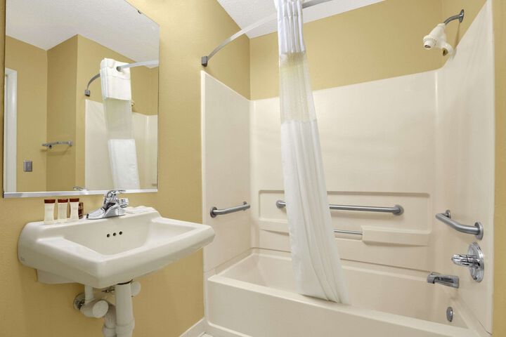 Room 8 of 12