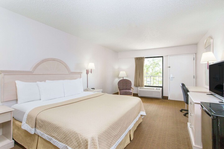Room 32 of 40