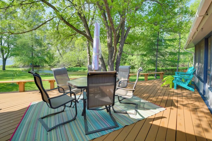 Home Rental on Detroit Lake: Dock Game Room!