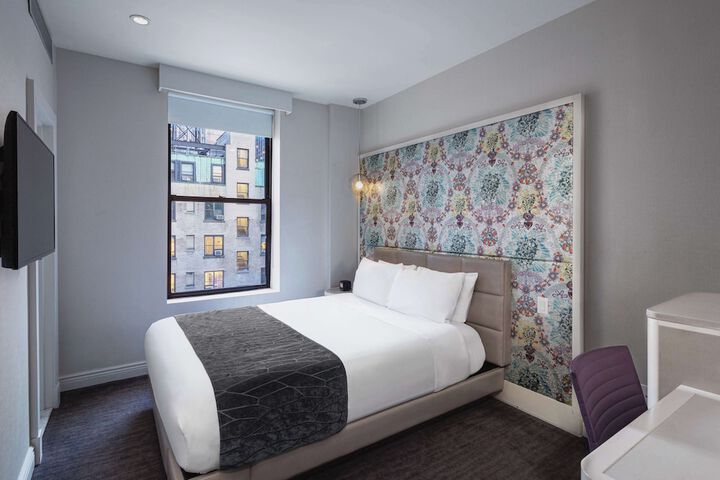 Room 32 of 82