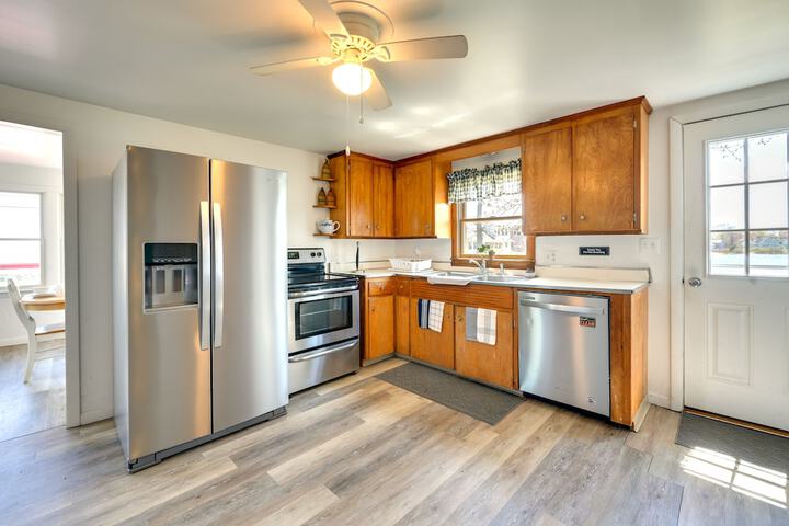 Charming Niantic Vacation Rental: Walk to Beach!