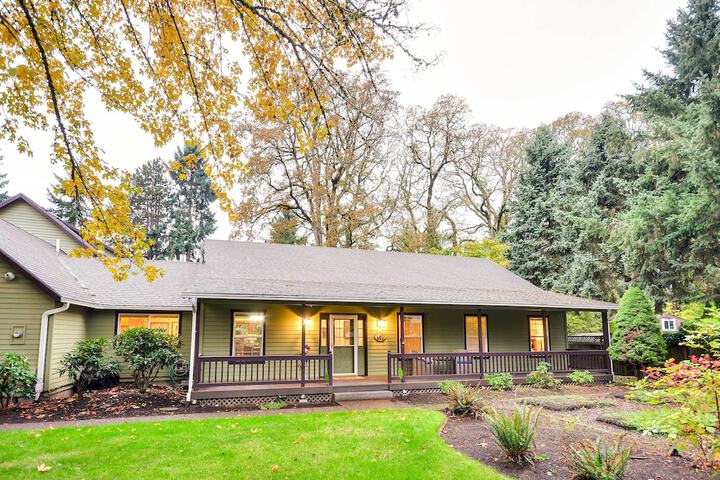 Milwaukie Home w / Covered Porch: Dogs Welcome!