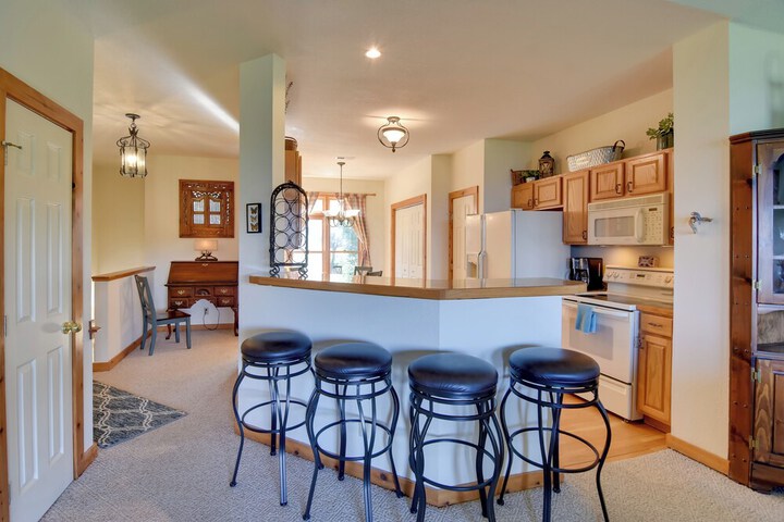 Scenic Views & Trail Access! Blue Ridge Mtns Condo