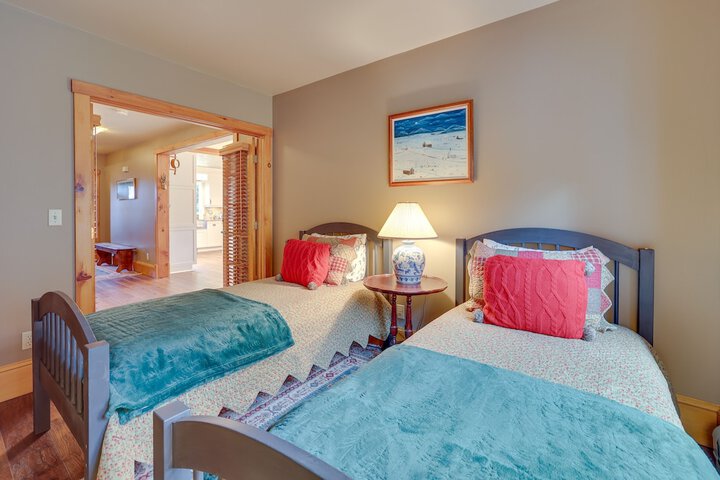 Ski-in / ski-out w/ Sauna in Jay Ski Peak Resort!