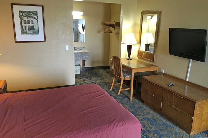 Room 9 of 12