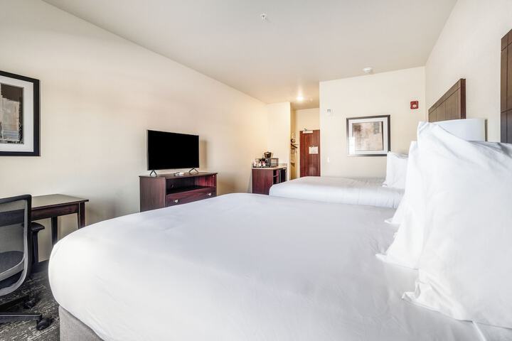 Cobblestone Hotel & Suites - Newport