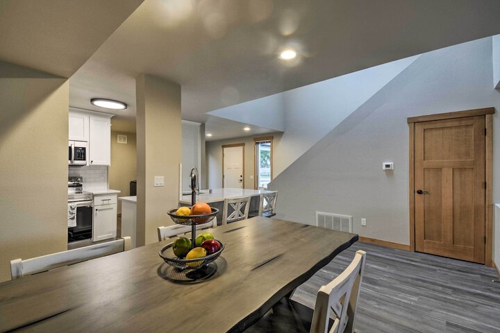 Luxurious Tacoma Retreat w / Quartz Countertops!