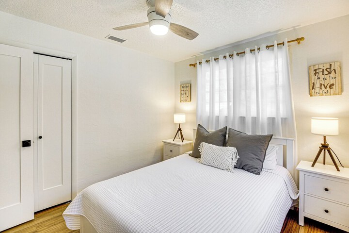 Charming Canalfront Retreat w / Double Boat Slip!