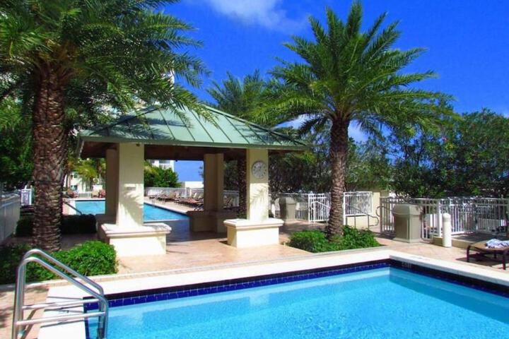One bedroom in amazing condoBeach pass included!