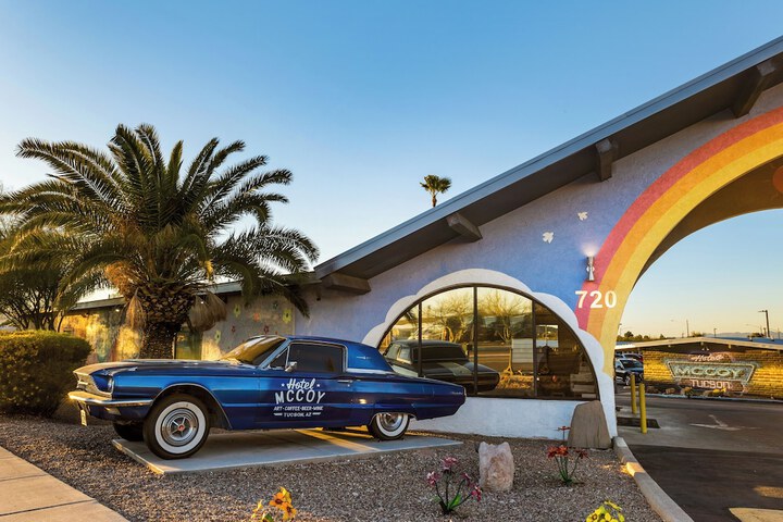 Hotel McCoy Tucson - Art Coffee, Beer, Wine