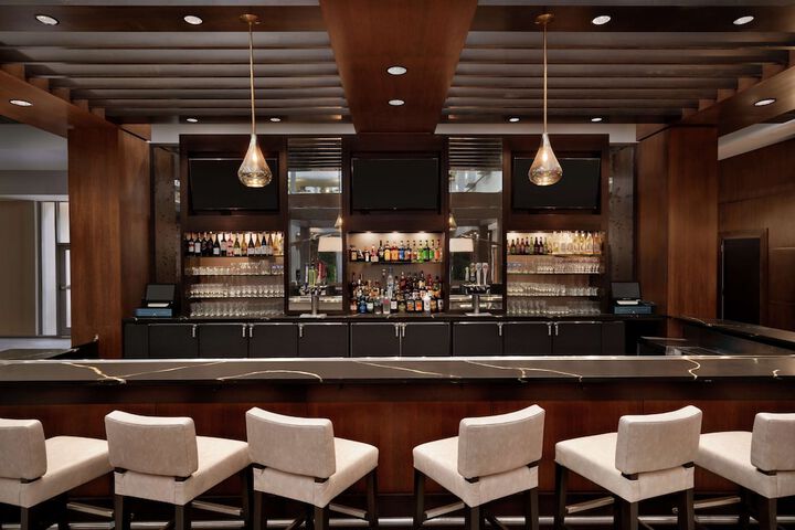 Lounge 36 of 39