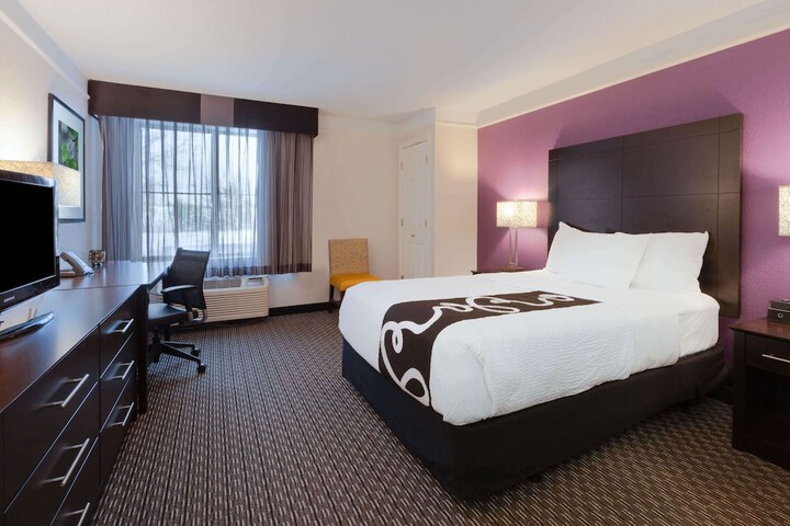 La Quinta Inn & Suites by Wyndham Detroit Utica