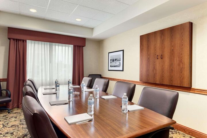 Country Inn & Suites by Radisson Buffalo South I-90, NY