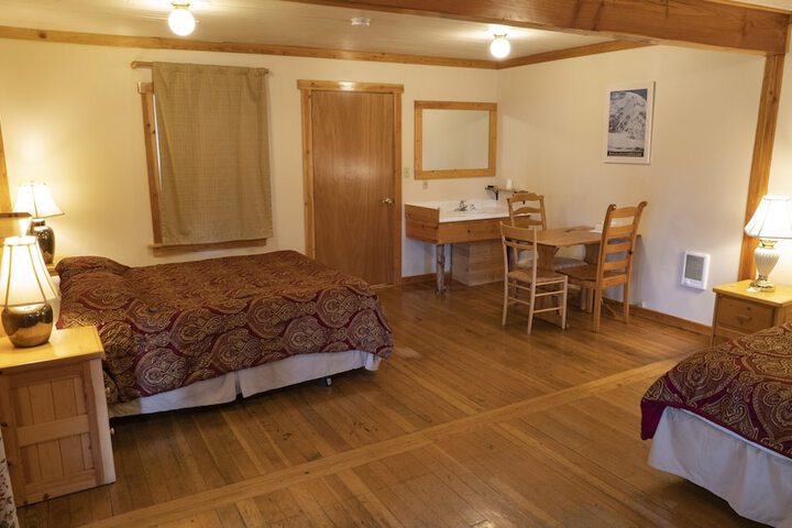 Whittakers Motel & Historic Bunkhouse