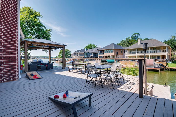 Beautiful Montgomery Home w / Lakefront Deck!