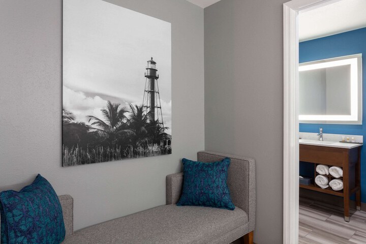 Room 25 of 38