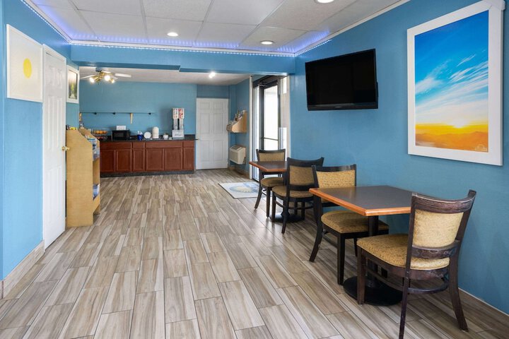 Days Inn by Wyndham Queensbury / Lake George