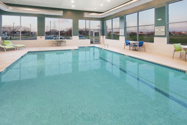 Holiday Inn Express and Suites Detroit / Sterling Heights by IHG