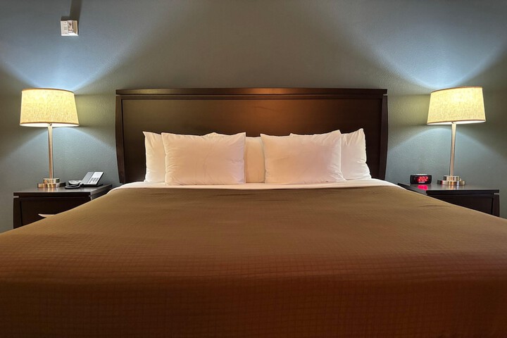 AmericInn by Wyndham Monmouth
