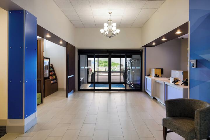 Holiday Inn Express and Suites Newton by IHG