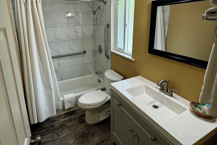 Room 9 of 32