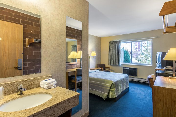 Room 33 of 40