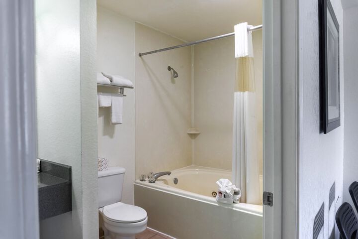 Room 21 of 32