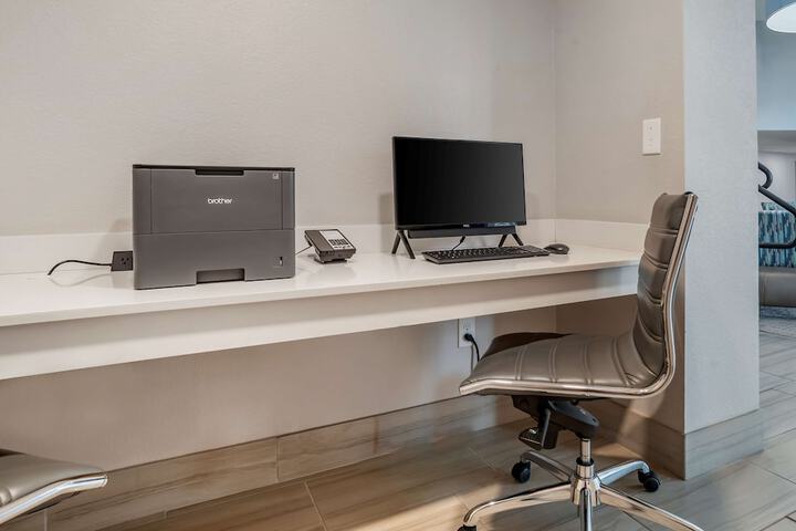 Business Center 32 of 32