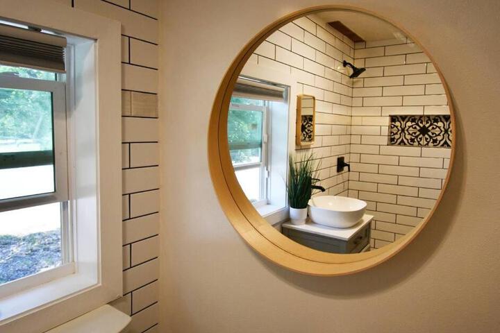 Shares View Luxury Apt