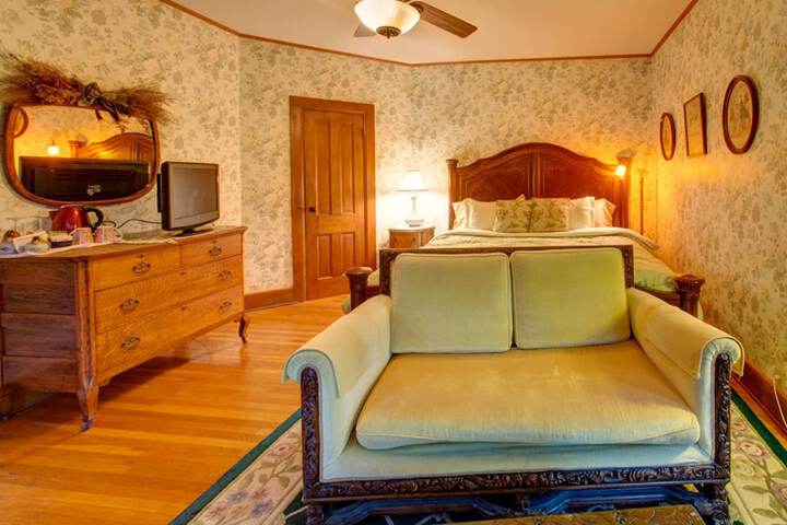 Room 44 of 100