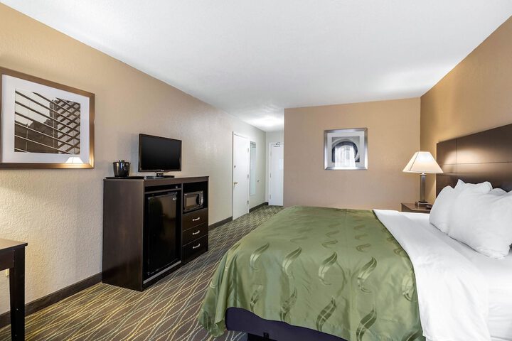 Quality Inn & Suites Des Moines - Merle Hay Road
