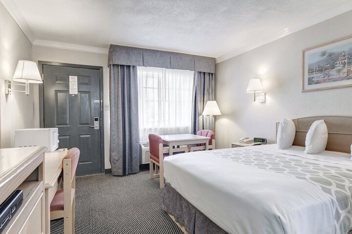 Room 17 of 28