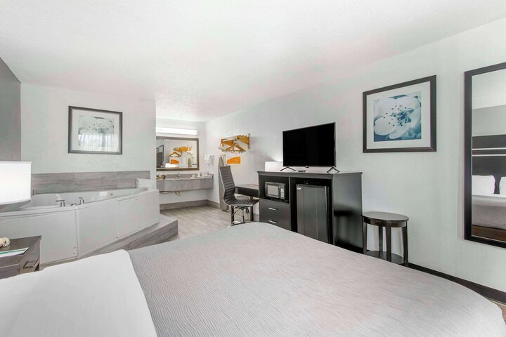 Room 33 of 46