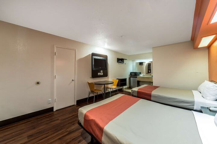 Room 11 of 32