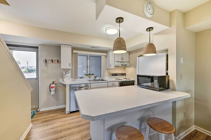 Brigantine Condo w / Beach Access & Pool Views
