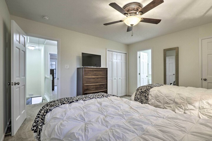 Modern Townhome w / Deck & Golf Course Views!