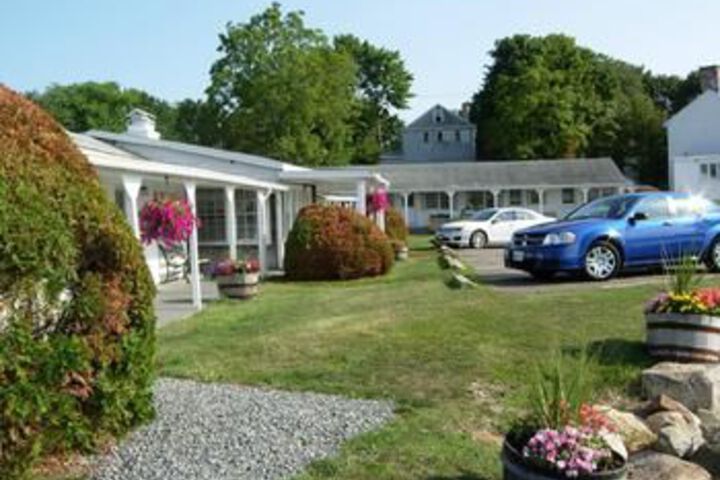 Sheas Riverside Inn & Motel