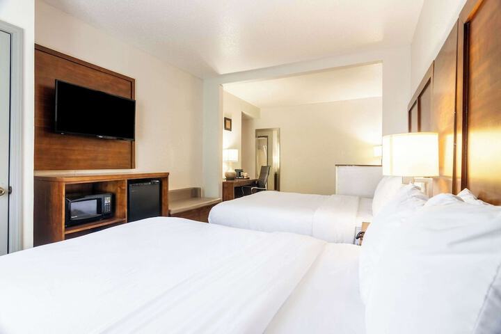 Comfort Suites near I-80 and I-94