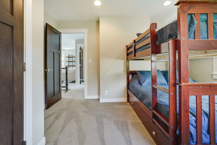 Lakefront Chippewa Falls Haven w / Private Deck!