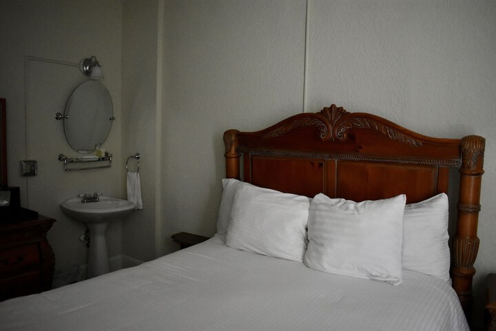 Room 73 of 104