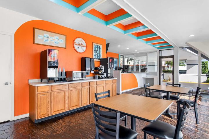 Howard Johnson by Wyndham Vero Beach / Downtown