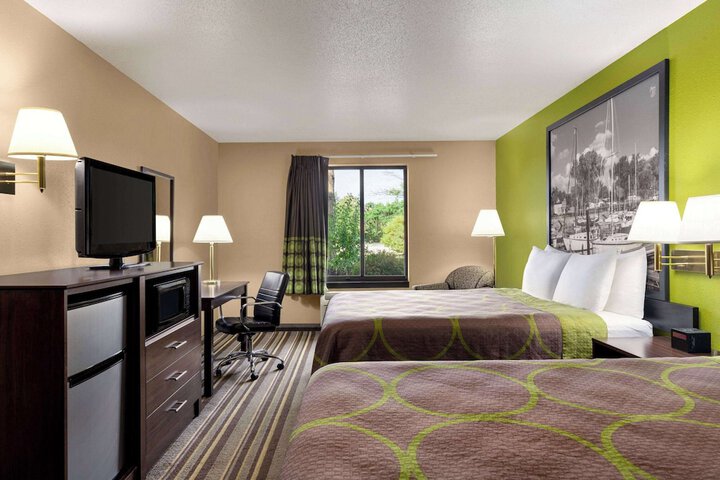 Super 8 by Wyndham Germantown / Milwaukee