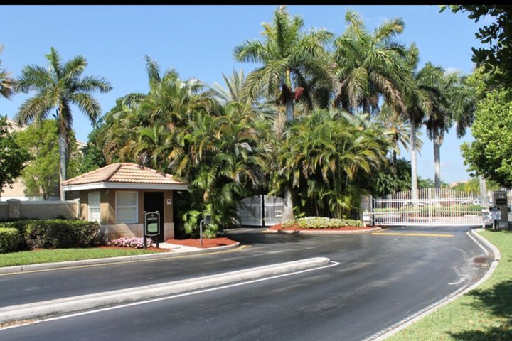 Sawgrass Mall Apartment 2