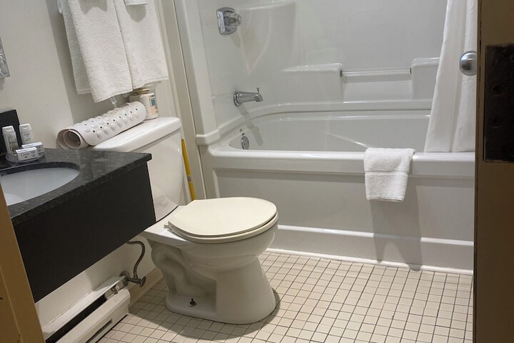 Room 6 of 10